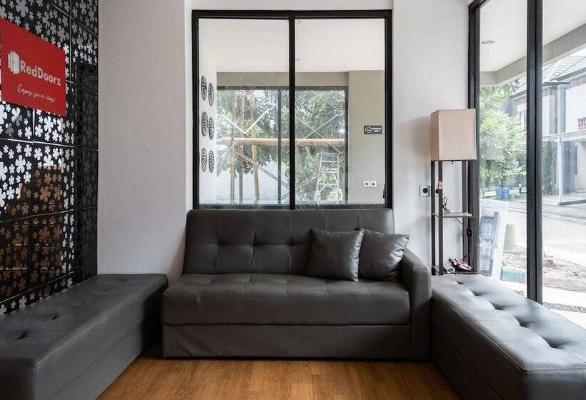 פנסיון Reddoorz Plus Near Ice Bsd 2