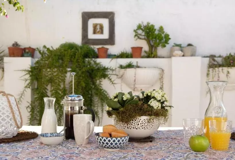 تختخواب و صبحانه Smugglers' Bnb