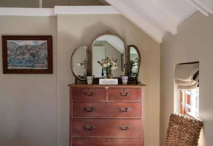 تختخواب و صبحانه Smugglers' Bnb