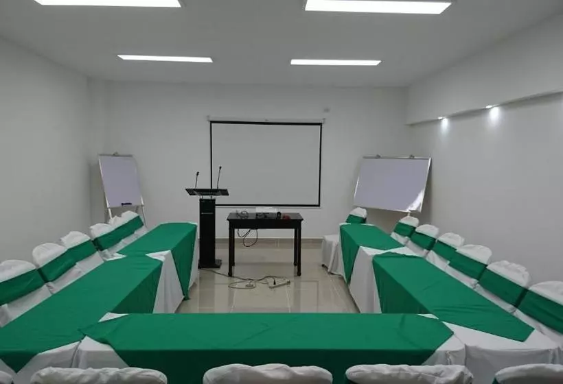 هتل Brandts Ejecutivo Los Robles