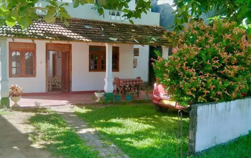Majatalo Talalla Bay Inn Beach Bungalow
