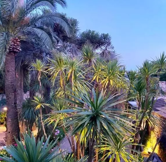 هتل Château De Valmer