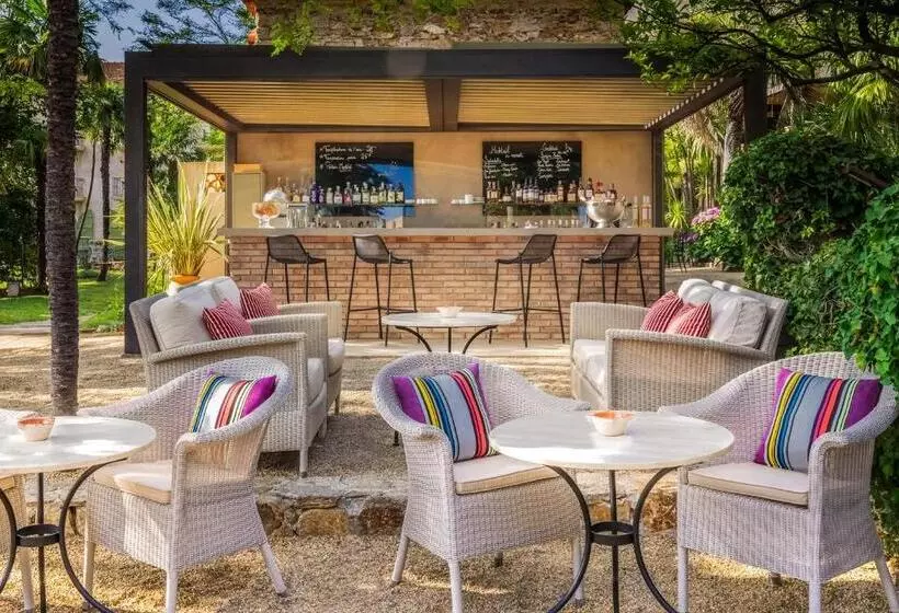 هتل Château De Valmer