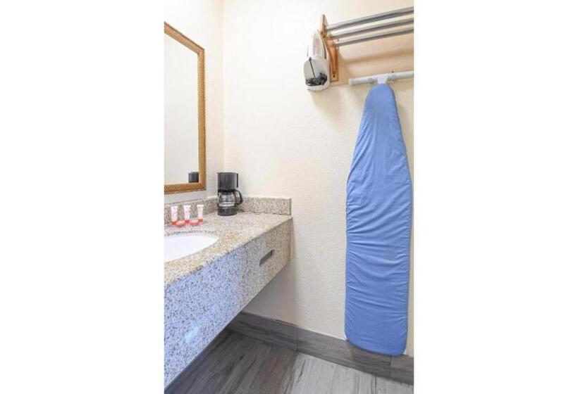 OYO Hotel Shenandoah Woodlands Mall