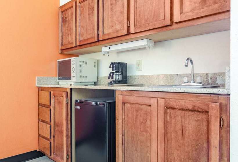 فندق Econo Lodge  Inn & Suites