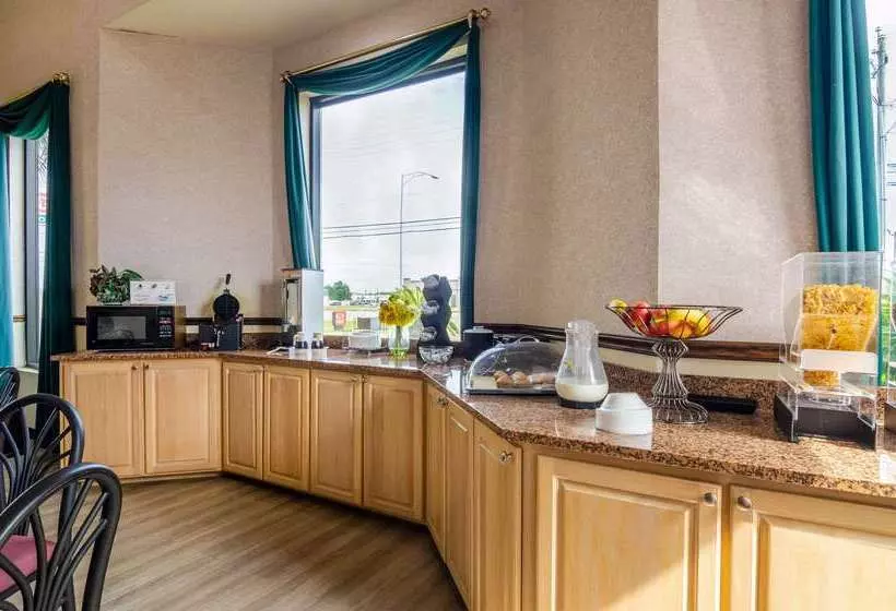 هتل Econo Lodge  Inn & Suites