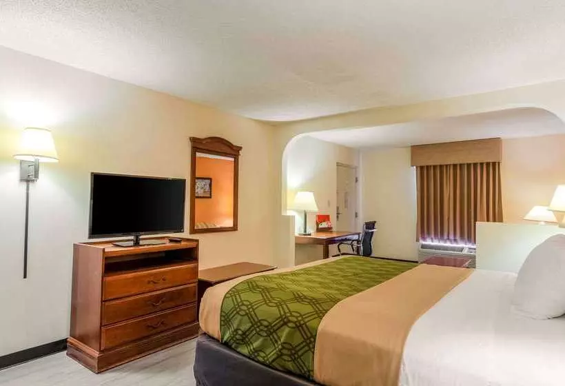 هتل Econo Lodge  Inn & Suites