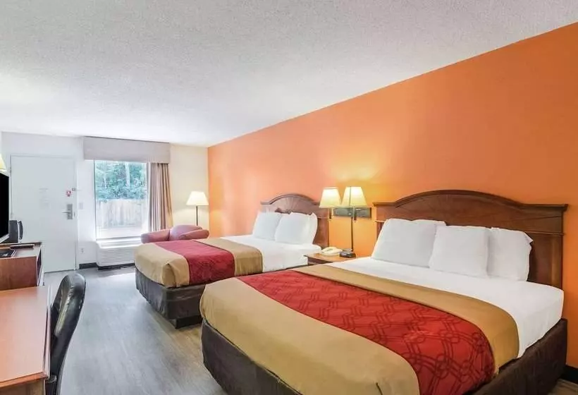 هتل Econo Lodge  Inn & Suites