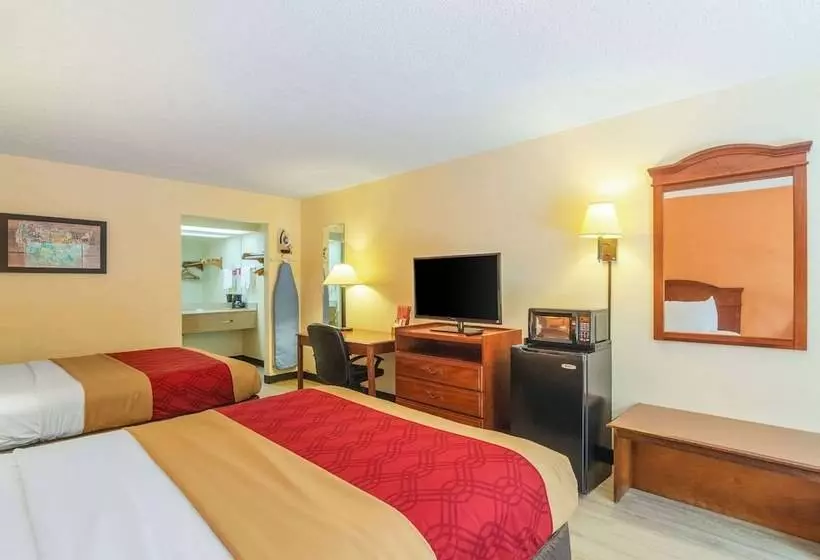 هتل Econo Lodge  Inn & Suites