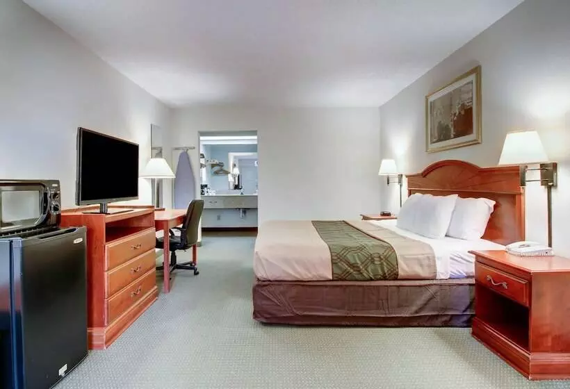 هتل Econo Lodge  Inn & Suites