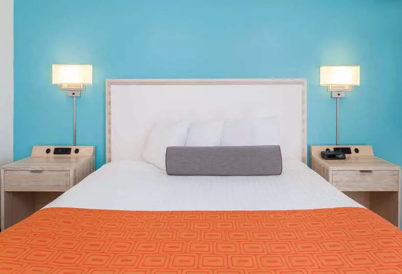 هتل Howard Johnson By Wyndham Mystic