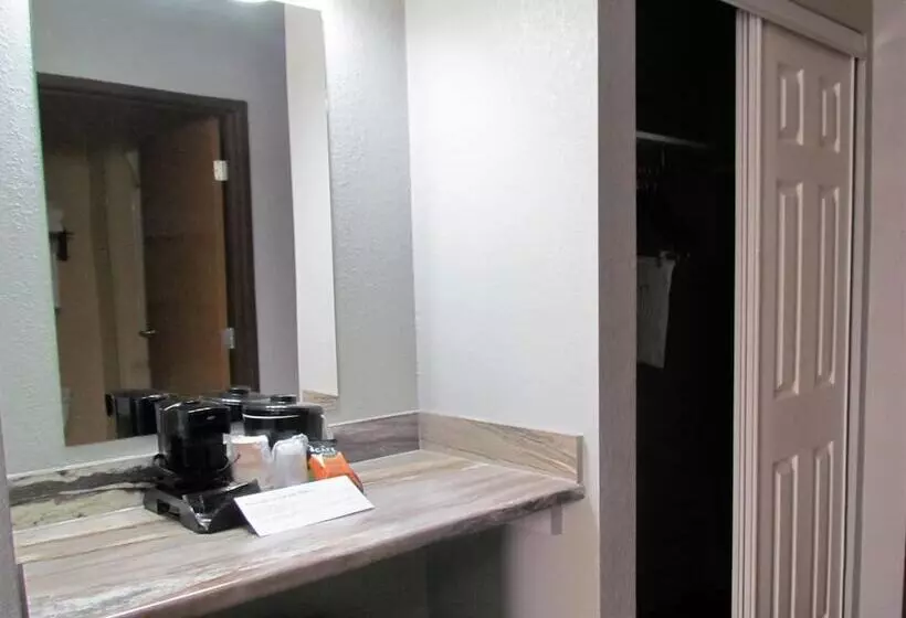 فندق Oak Hill Inn & Suites