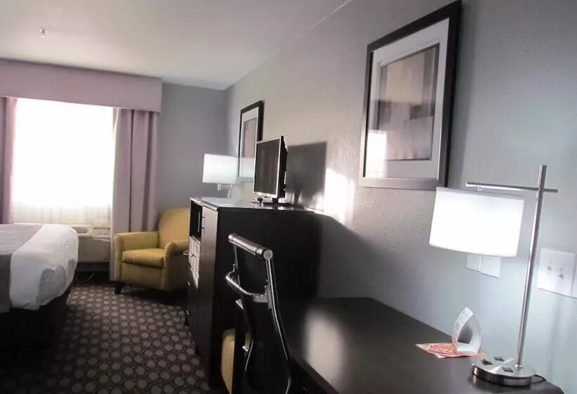 فندق Oak Hill Inn & Suites