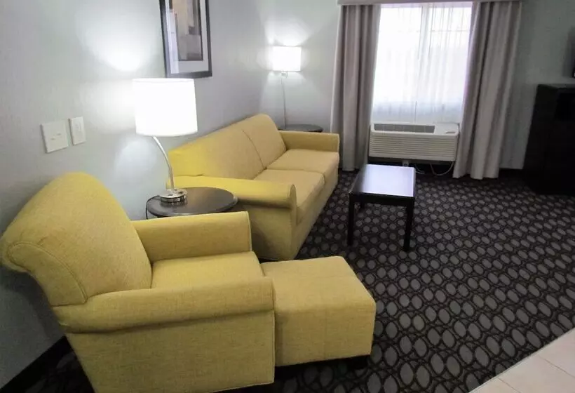 فندق Oak Hill Inn & Suites