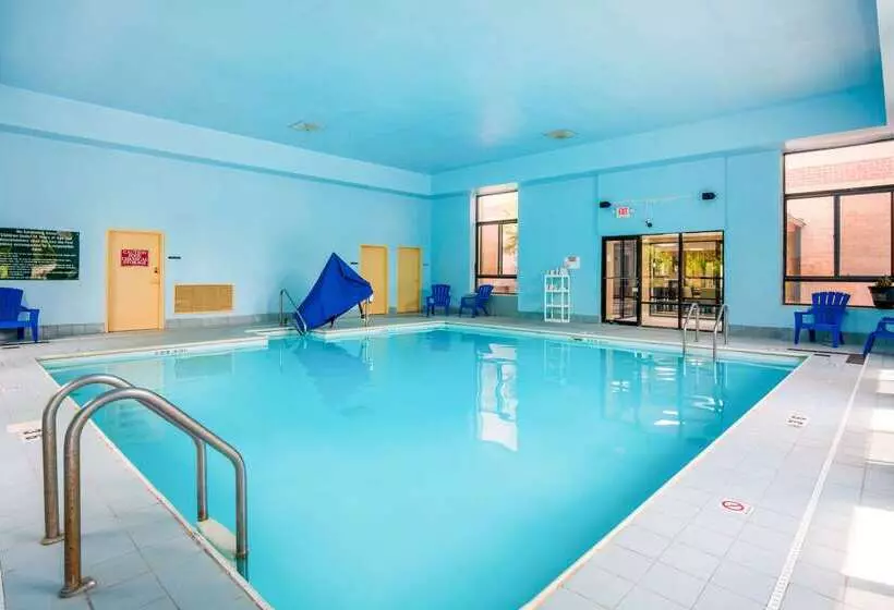 Отель Quality Inn & Suites