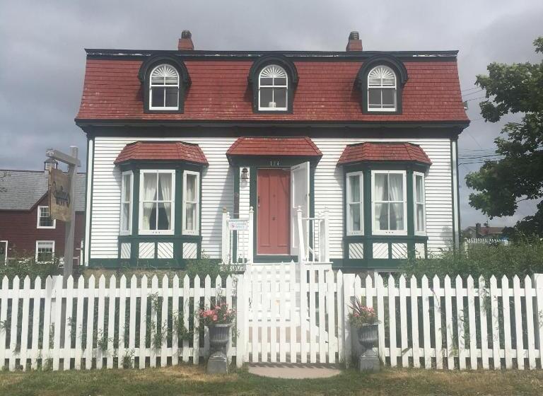 پانسیون Russelltown Inn