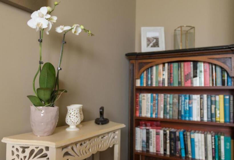 پانسیون Russelltown Inn