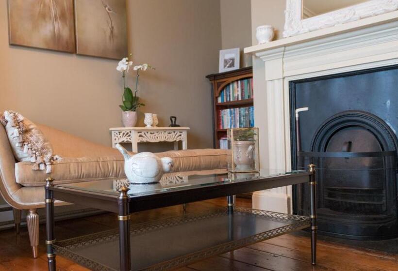 پانسیون Russelltown Inn