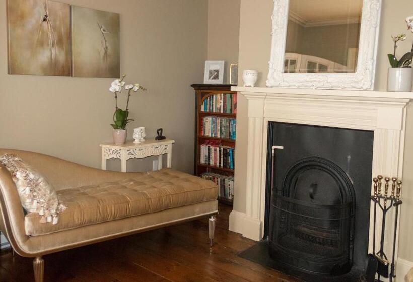 پانسیون Russelltown Inn