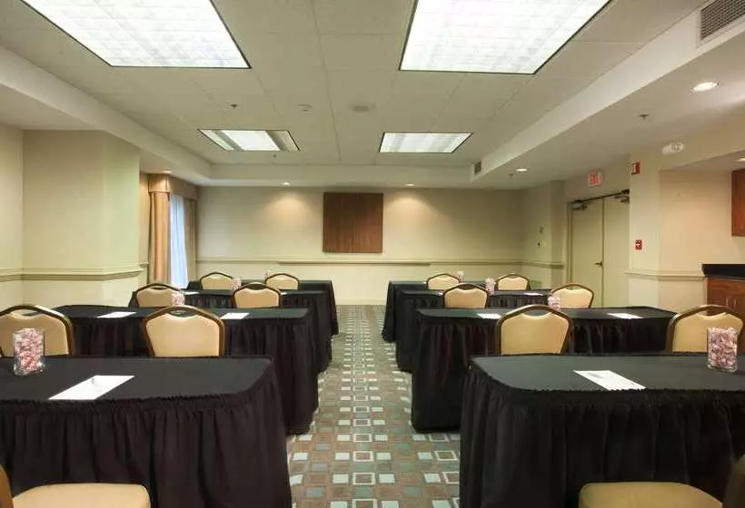 هتل Hampton Inn Pennsville