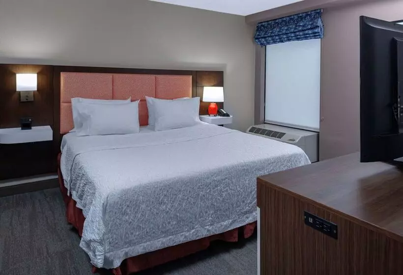 Отель Hampton Inn Woodbridge