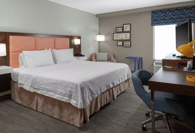 Отель Hampton Inn Woodbridge