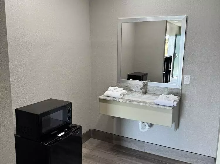 בית מלון כפרי Nola Inn & Suites