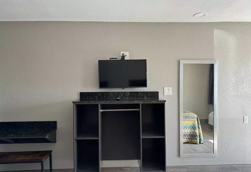 בית מלון כפרי Nola Inn & Suites