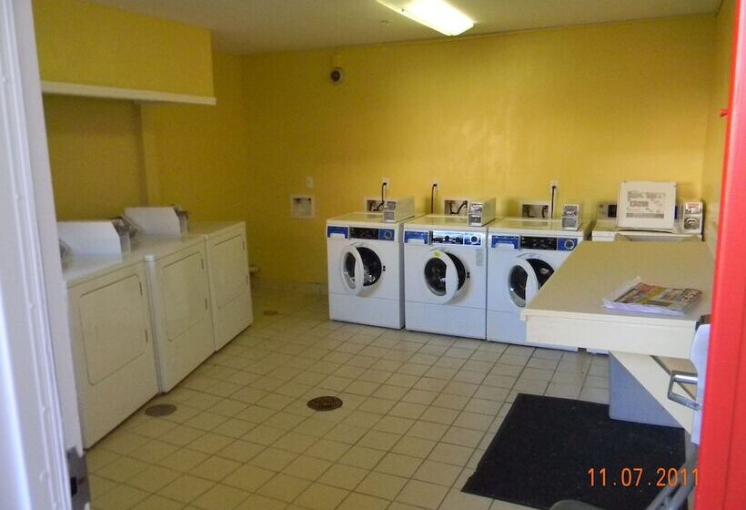 فندق Stay Inn & Suites   Stockbridge