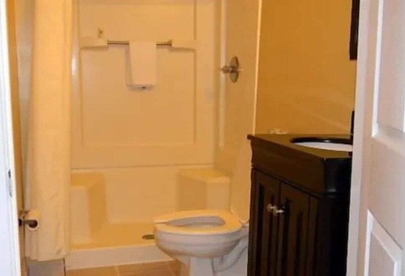 فندق Stay Inn & Suites   Stockbridge