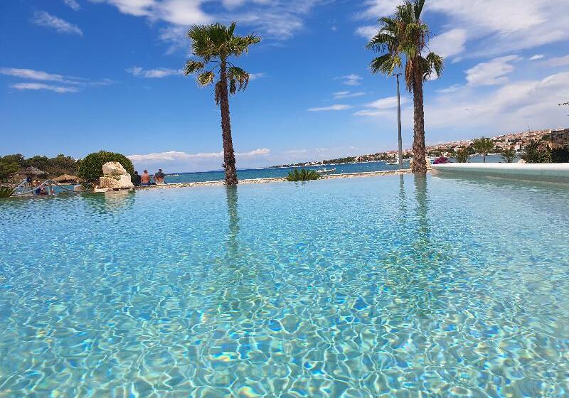 בית מלון כפרי Liberty Plaza