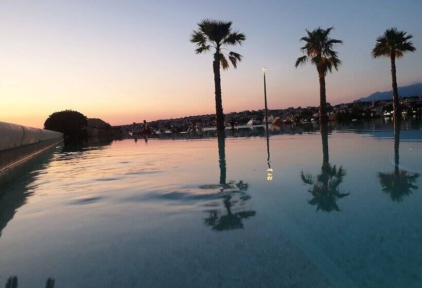 בית מלון כפרי Liberty Plaza