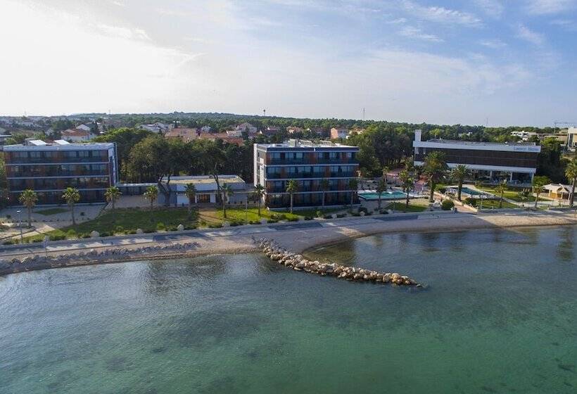 בית מלון כפרי Liberty Plaza