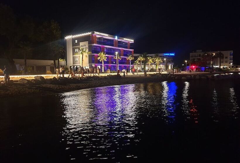 בית מלון כפרי Liberty Plaza