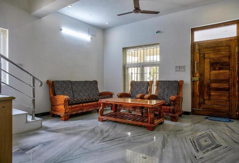 Hotell Oyo 35931 Leo S Home Stay