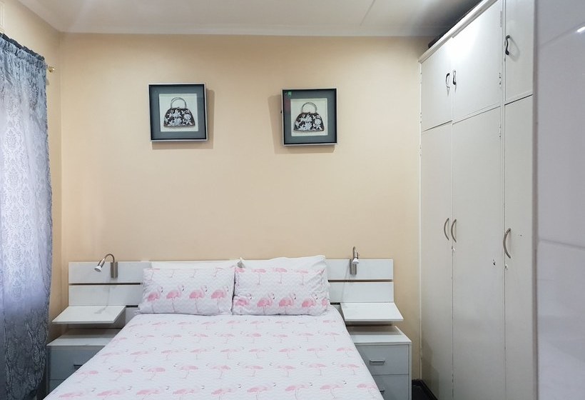 بنسيون Iqhayiya Guest House