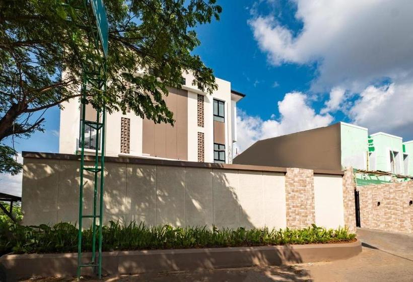 فندق Oyo Life 2673 Rosewood Residence