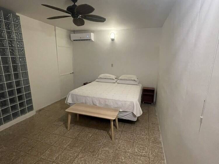 پانسیون The Emerald Pr