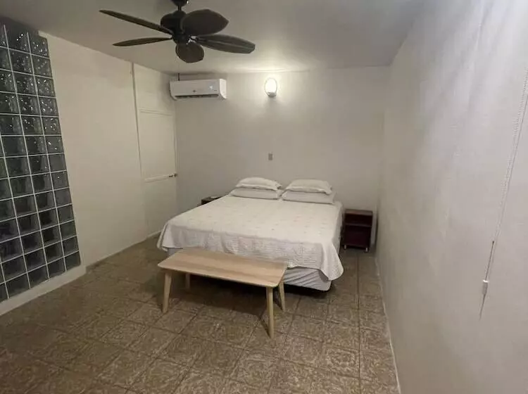 پانسیون The Emerald Pr