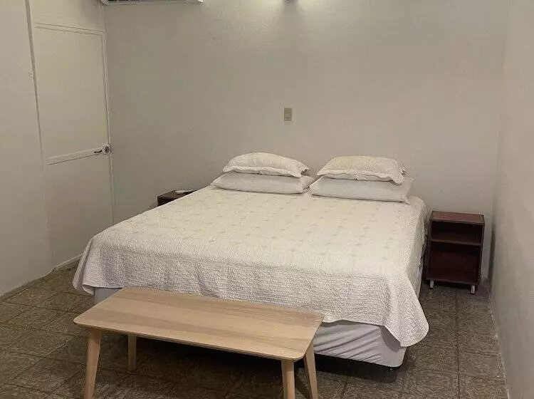 پانسیون The Emerald Pr