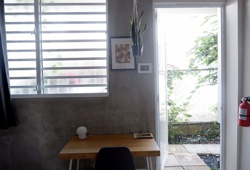 پانسیون The Emerald Pr