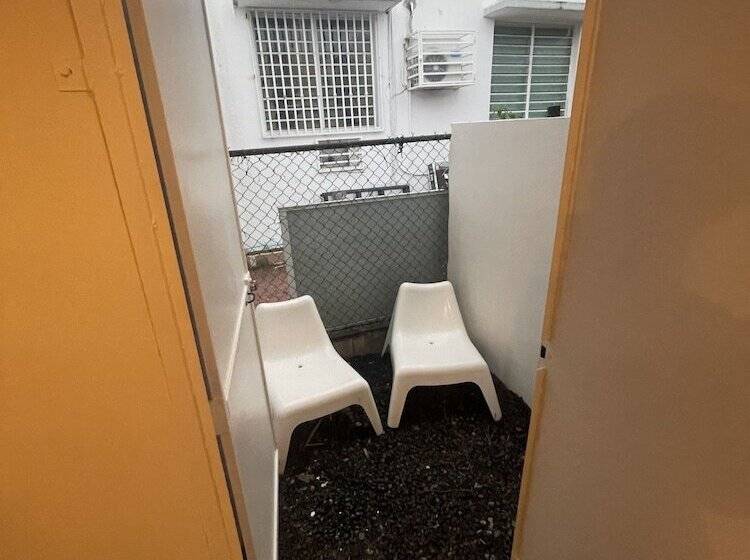 پانسیون The Emerald Pr