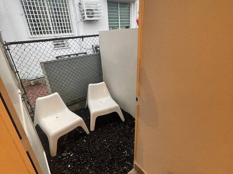 پانسیون The Emerald Pr