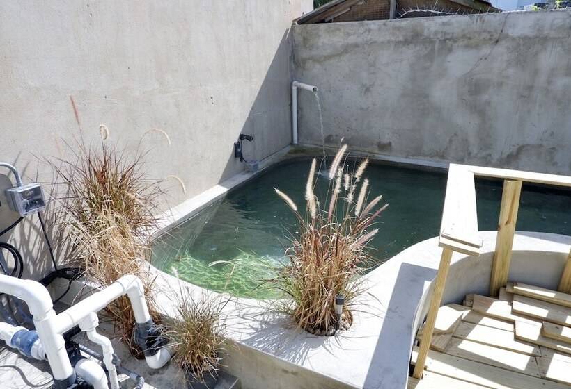 پانسیون The Emerald Pr