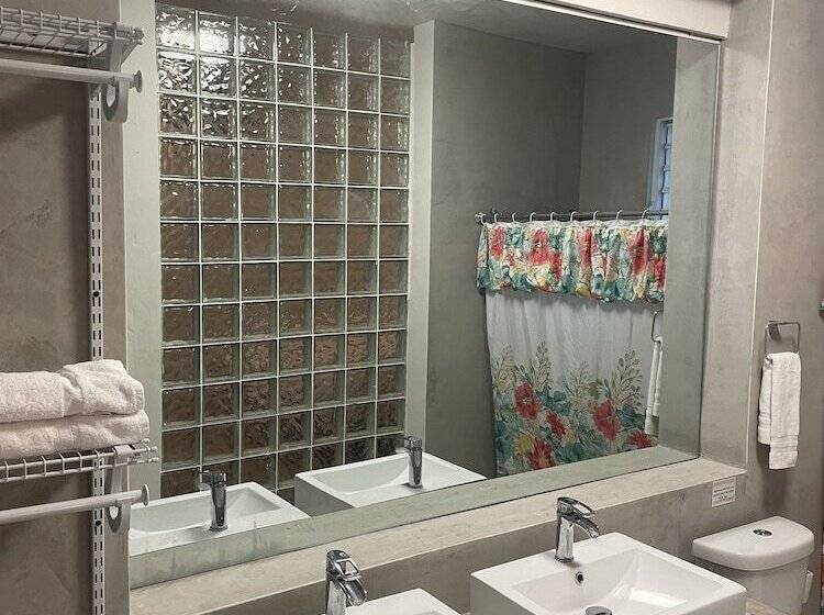 پانسیون The Emerald Pr