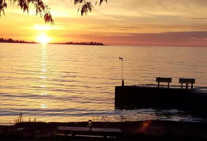 Square Rigger Harbor Motel