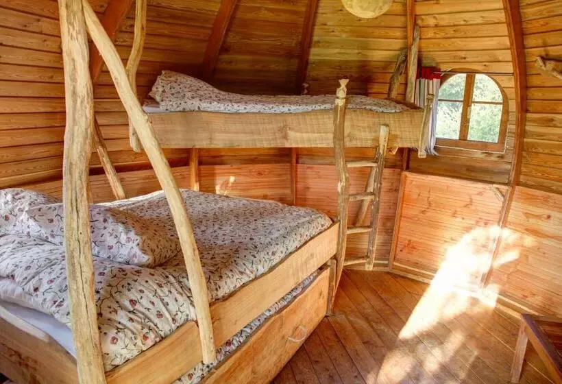 Aamiaismajoitus (B&B) Insolite Dans Les Arbres Les Ormes, Epiniac