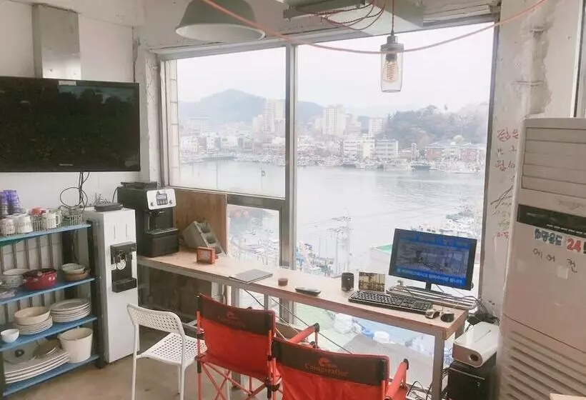 Life Guesthouse   Hostel