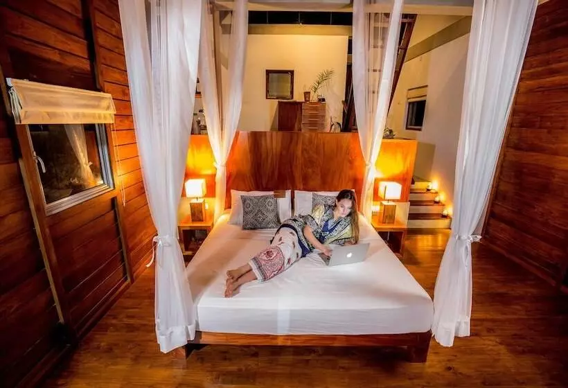 Hotelli Treehouse Chalets