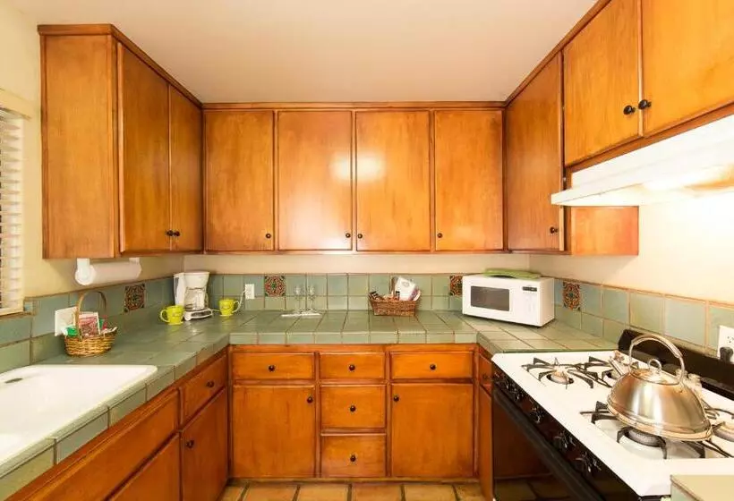 Отель Blue Iguana Inn